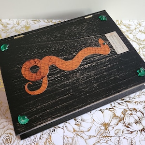 Art-decohouten slangendoos, doos met curiosa van echt slangenleer, opberger voor imitatieboeken