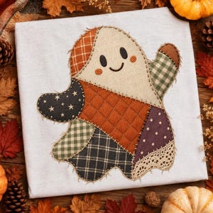Patchwork Ghost PNG, rustik Halloween-skjortdesign med applikation, digital nedladdning av sött sydd tygcollage