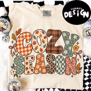 Gemütliche Jahreszeit (PNG), Retro-Herbst-Patchwork-Buchstaben (Sublimation), Groovige Herbst-Typografie-Cliparts, Boho-Blumenkaro-DTF-Transfer, Lehrer-Shirt