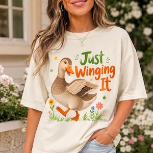 Simplemente improvisando PNG, Pato divertido para sublimación, Juego de palabras con pájaros lindos Descarga digital, Frase positiva DTF, Camiseta gráfica sobre la vida de maestra y mamá
