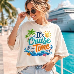 Può includere: T-shirt color crema con la scritta "It's Cruise Time" in blu, arancione e verde. Il design include palme, un sole, onde, navi da crociera e stelle marine. Un capo casual a tema vacanza.
