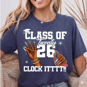 Clase de 2026 PNG, Sublimación de graduación Clock It, Descarga digital Black Girl Magic, Baddie Senior DTF, Camiseta de graduación HBCU, Uñas acrílicas