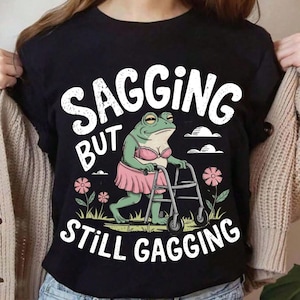 Slappnat men fortfarande munkavle PNG, rolig groda meme sublimeringsdesign, vuxen humor digital nedladdning, sarkastisk ålderdomsskämt present clipart, retro
