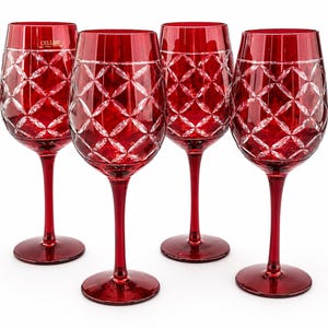 Peut inclure: Un ensemble de quatre verres à vin rouge présentant une couleur rouge rubis profond et un motif en treillis taillé en diamant transparent gravé sur les bols en verre. Chaque verre possède un pied fin et une base circulaire. Le texte Cellini est imprimé sur un verre.