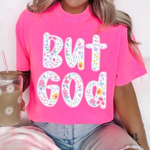 Preppy But God png, christelijk shirtontwerp, christelijk shirtontwerp ditsy bloem, bijbelvers png, maar god png, kantletters bloemen afbeelding 6