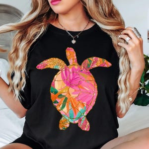Tortuga marina floral preppy PNG, diseño de camiseta playera de verano en acuarela, descarga digital de océano costero, gráfico de camiseta tropical femenina, playa PNG