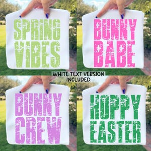 Może przedstawiać: Cztery białe bluzy z kolorowym tekstem. Tekst na bluzach brzmi: "SPRING VIBES" w kolorze zielonym, "BUNNY BABE" w kolorze różowym, "BUNNY CREW" w kolorze różowym i "HOPPY EASTER" w kolorze zielonym. Słowa są w czcionce typu distressed.