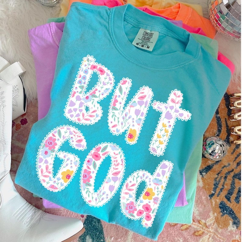 Preppy But God png, christelijk shirtontwerp, christelijk shirtontwerp ditsy bloem, bijbelvers png, maar god png, kantletters bloemen afbeelding 5