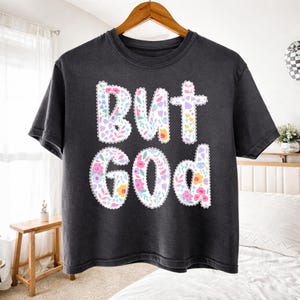 Preppy But God png, christelijk shirtontwerp, christelijk shirtontwerp ditsy bloem, bijbelvers png, maar god png, kantletters bloemen afbeelding 7