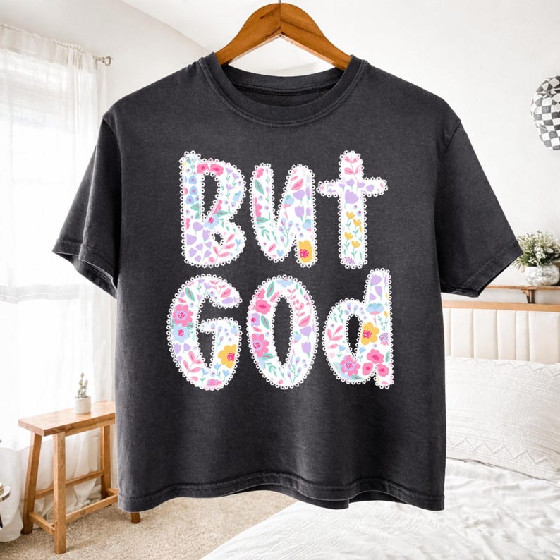 Preppy But God png, christelijk shirtontwerp, christelijk shirtontwerp ditsy bloem, bijbelvers png, maar god png, kantletters bloemen afbeelding 7