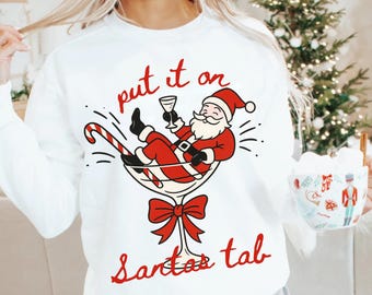 «A la cuenta de Papá Noel» PNG, diseño divertido para camiseta navideña con temática de bebidas, cóctel navideño de Papá Noel PNG, sublimación navideña