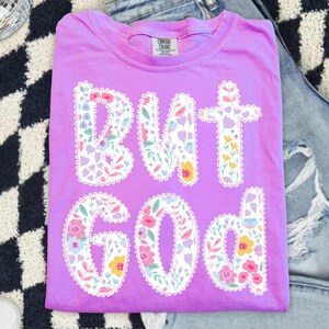 Preppy But God png, christelijk shirtontwerp, christelijk shirtontwerp ditsy bloem, bijbelvers png, maar god png, kantletters bloemen afbeelding 3