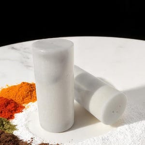 Vit marmor salt- och pepparkar: Handdrejad minimalistisk köksinredning