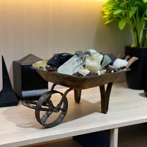 Miniatuurkruiwagen met natuurlijke minerale kristallen - koper en messing handgemaakt decor voor thuiskantoor - uniek cadeau, natuursteenexemplaar