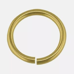 Può includere: Un anello di salto dorato, un tipo di componente di gioielleria utilizzato per collegare catene, cordini o altri componenti di gioielleria.