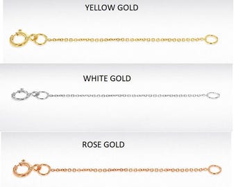 Puede incluir: Tres cadenas de oro, una amarilla, una blanca y una de oro rosa. Cada cadena está hecha de pequeños círculos unidos.