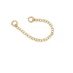 Puede incluir: Un extensor de cadena de oro con dos anillos de salto. La cadena está hecha de pequeños eslabones redondos.