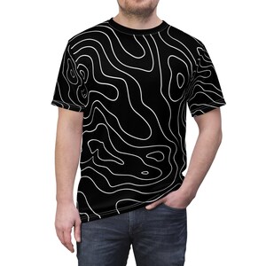 Camiseta con mapa topográfico, camiseta con paisaje montañoso, camiseta de senderismo, ropa de aventura, regalo para amantes de la naturaleza, camiseta con gráfico monocromático