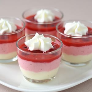Köstliches Erdbeer-Dessert-Rezept - süß, einfach, erfrischend, frische Zutaten - für den Sommer, Familientreffen, besondere Anlässe