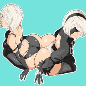 Puede incluir: Una ilustración de dos figuras de estilo anime, cada una con cabello corto y blanco y vestidas con trajes en blanco y negro. Una figura tiene una venda en los ojos. Las figuras están posadas de manera que sus cuerpos se tocan, con un fondo azul claro.