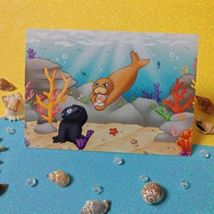Könnte beinhalten: Eine farbenfrohe Illustration von Robben unter Wasser, mit Korallen und Felsen. Eine Robbe ist dunkelblau mit einer Brille, und eine andere ist hellbraun. Der Hintergrund ist hellblau mit Blasen und Fischen. Muscheln und ein Steuerrad umgeben die Karte.