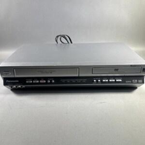 Eigene Kombination aus DVD-Player und VHS-Rekorder ohne Fernbedienung.