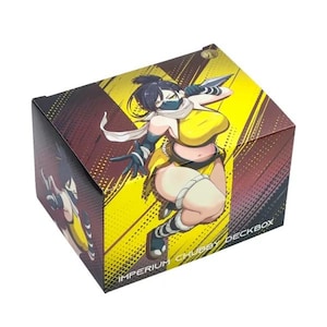 Könnte beinhalten: Eine Kartenbox mit einem gelb-schwarzen Design, das einen weiblichen Anime-Charakter in einem gelben Outfit zeigt. Auf der Box steht "IMPERIUM CHUBBY DECKBOX". Die Box ist abgewinkelt und zeigt mehrere Seiten.