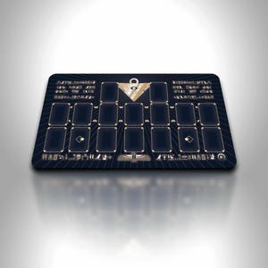 Peut inclure: Tapis de jeu rectangulaire bleu foncé avec un motif doré sur le thème de l'Égypte. Le tapis comporte des emplacements pour les cartes, un triangle central avec un symbole d'œil et du texte de style hiéroglyphique sur les bords.