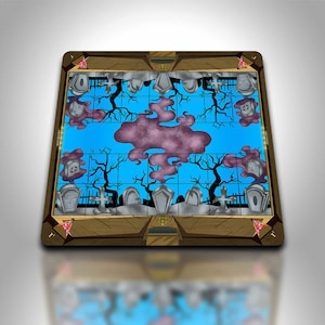 Könnte beinhalten: Ein quadratisches Spielbrett mit einem gruseligen Friedhofsthema. Das Brett zeigt einen blauen Himmelshintergrund mit lila Rauch, schwarzen Bäumen, Grabsteinen und dekorativen Elementen. Der Rand ist braun mit rosa Akzenten.