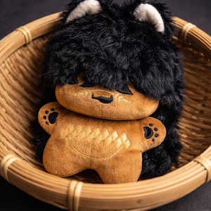 Jolie mini poupée en peluche de 10 cm - Peluche douce en fourrure avec broderie, petite décoration de bureau et cadeau