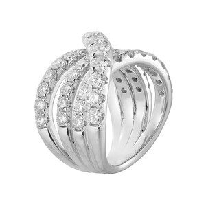 Puede incluir: Un anillo plateado con múltiples bandas, cada una incrustada con pequeñas gemas brillantes. Las bandas se curvan y entrelazan, creando un diseño único y llamativo. El anillo se presenta sobre un fondo blanco liso, resaltando sus intrincados detalles.