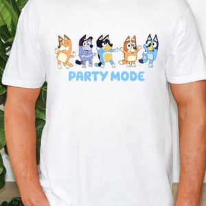Camiseta de fiesta Bluey Mode, lindo perro de dibujos animados bailando, divertida camiseta de cumpleaños, camiseta de celebración para niños y adultos, camiseta personalizada de cumpleaños Bluey