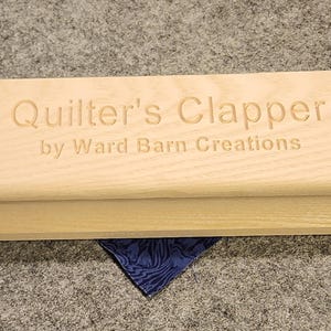Peut inclure: Un batteur de quilting en bois avec le texte "Quilter's Clapper by Ward Barn Creations" grav&eacute; sur le dessus.