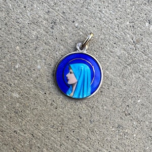 Collar con colgante de medalla de Nuestra Señora de Lourdes de plata esterlina con esmalte guilloché azul francés antiguo católico Virgen María Madre María