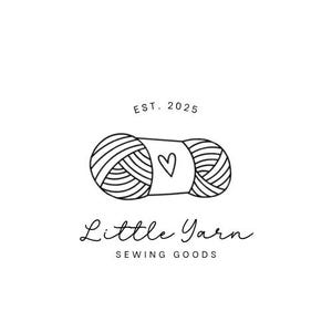 Può includere: Logo in bianco e nero per "Little Yarn Sewing Goods" con un gomitolo di lana con un cuore e la scritta "EST. 2025". Il logo è un semplice disegno a tratto, ideale per forniture di cucito.