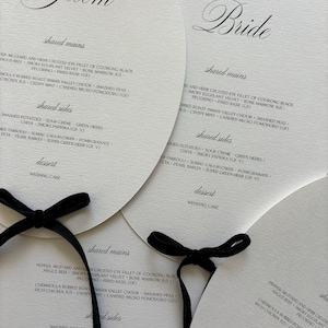 Menus ovais e laços de veludo