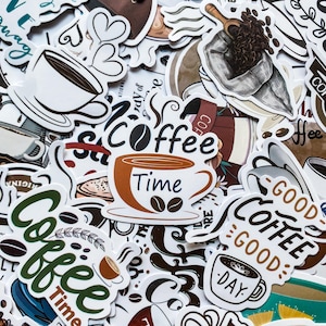 Könnte beinhalten: Eine Sammlung bunter Kaffeesticker mit verschiedenen Designs, darunter eine Kaffeetasse mit dem Text "Coffee Time", eine Tüte Kaffeebohnen und eine stilisierte Kaffeetasse mit dem Text "Good Coffee Good Day".