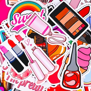 Può includere: Una collezione di adesivi colorati che rappresentano vari articoli di bellezza e moda, tra cui rossetto, mascara, palette di ombretti, smalto per unghie e un tubetto di lucidalabbra. Gli adesivi hanno uno stile cartone animato e presentano colori vivaci e contorni in grassetto. I testi "Sweet" e "I'm pretty" sono visibili su alcuni degli adesivi.