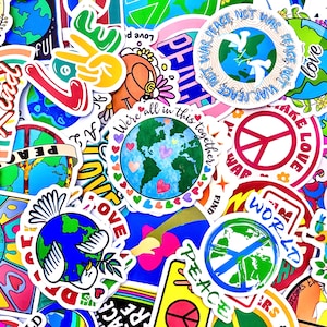 Può includere: Una collezione di adesivi colorati con temi di pace e amore. I disegni includono simboli di pace, colombe e mappe del mondo con cuori. Il testo include "Peace Not War", "We're all in this together" e "Love".