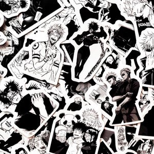 Könnte beinhalten: Eine Sammlung von schwarz-weißen Aufklebern im Anime-Stil mit verschiedenen Charakteren. Die Aufkleber zeigen detaillierte Illustrationen von Figuren in dynamischen Posen, mit kräftigen Linien und ausdrucksstarken Gesichtern. Das Thema ist Manga und Anime.