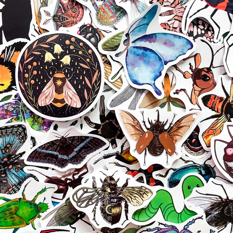 Op de afbeelding: Een verzameling kleurrijke insectenstickers, waaronder vlinders, bijen, kevers en rupsen. De stickers bevatten gedetailleerde illustraties in verschillende stijlen, met een mix van aquarel- en grafische ontwerpen. De stickers staan op een witte achtergrond.