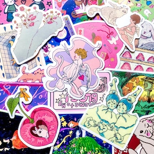 Pu&ograve; includere: Una collezione di adesivi colorati con varie illustrazioni. I disegni includono un gatto con fiori, un angelo con arco, una ciliegia con un coniglio e due figure con cappelli da giullare. Gli adesivi hanno uno stile artistico e stravagante.