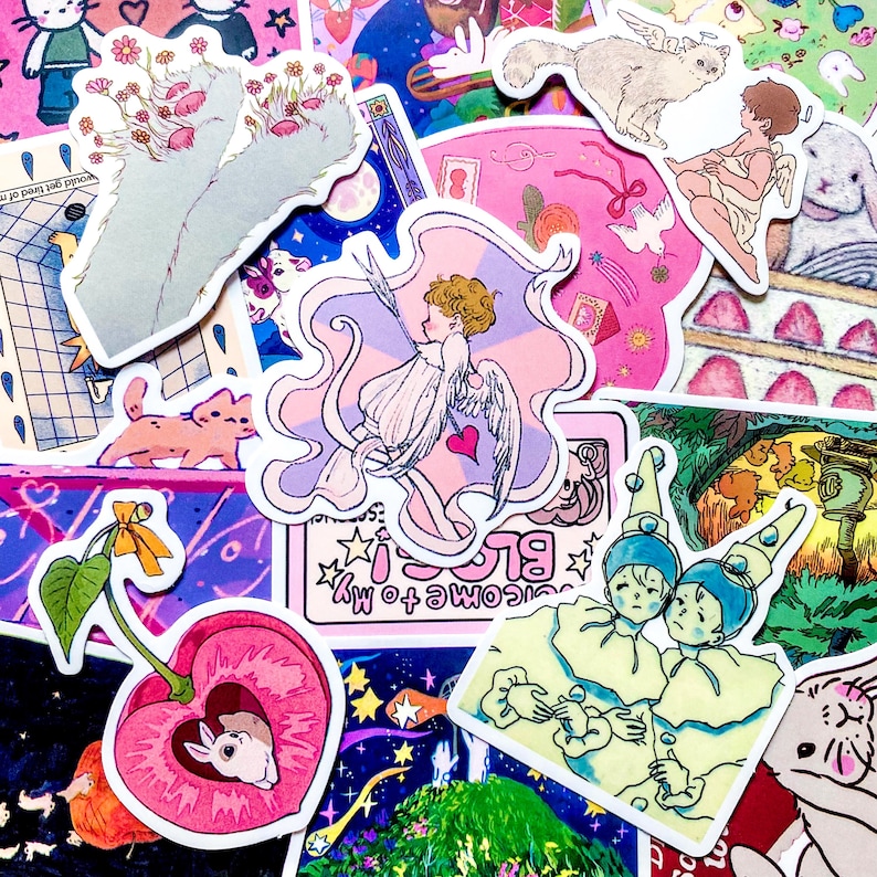 Pu&ograve; includere: Una collezione di adesivi colorati con varie illustrazioni. I disegni includono un gatto con fiori, un angelo con arco, una ciliegia con un coniglio e due figure con cappelli da giullare. Gli adesivi hanno uno stile artistico e stravagante.