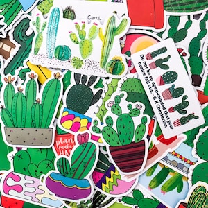 Puede incluir: Una colección de pegatinas de cactus coloridas en varias formas y tamaños. Las pegatinas presentan cactus verdes con flores rosas, en macetas decorativas. Una pegatina tiene el texto: "Do not be so open-minded that your brains fall out. - G K Chesterton."