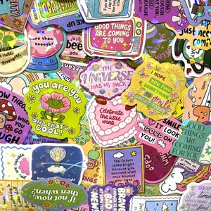 Puede incluir: Una colección de pegatinas holográficas coloridas con diversas ilustraciones y textos motivacionales, incluyendo frases como The Universe Has My Back, Celebrate the Little Wins y You Are You And That's Cool, dispuestas en un patrón denso y superpuesto.