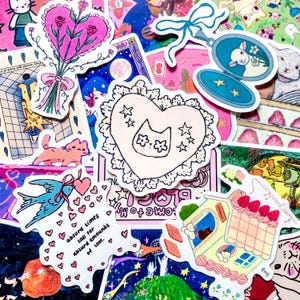 Pu&ograve; includere: Una collezione di adesivi colorati con vari disegni. Include un adesivo a forma di cuore con una faccia di gatto e stelle, un uccello blu che trasporta cuori e una casa con fragole in cima. Il testo "absurd times call for absurd amounts of love" &egrave; visibile.