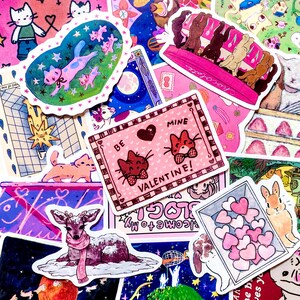 Pu&ograve; includere: Una collezione di adesivi colorati con vari disegni. Sono incluse illustrazioni di gatti, un cervo con una sciarpa e un adesivo di San Valentino con la scritta "Be Mine Valentine!". Altri adesivi raffigurano conigli e cuori.