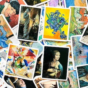 Puede incluir: Una colección de pegatinas rectangulares con pinturas famosas. Las pegatinas muestran obras de arte de varios artistas, incluyendo a Van Gogh y otros. Las pegatinas tienen bordes blancos y están dispuestas en un patrón disperso.