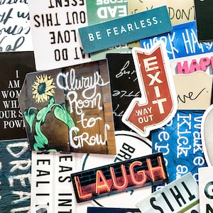 Può includere: Un collage di vari adesivi e ritagli di carta con citazioni e grafiche ispiratrici. Gli elementi degni di nota includono un cartello "EXIT" rosso e bianco, un'illustrazione di girasole e la parola "LAUGH" al neon.