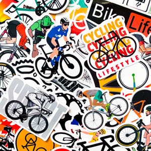 Pode incluir: Uma coleção de autocolantes coloridos com tema de bicicleta. Os autocolantes apresentam ilustrações de ciclistas em ação, rodas de bicicleta e texto como "Cycling Lifestyle". Os autocolantes são de várias cores e designs.